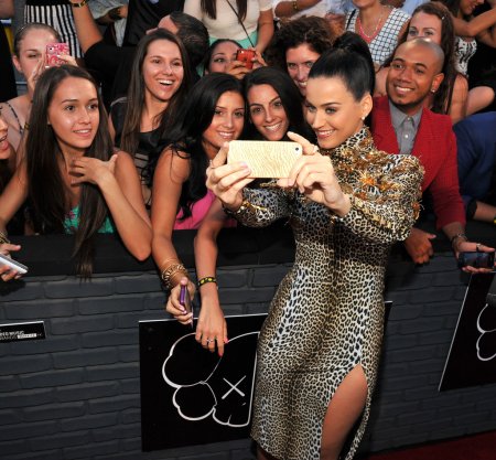 Katy-Perry-snapped-pictures-fans-VMAs-red-carpet